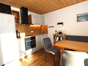 Kylskåp, mikrovågsugn, spishäll och diskmaskin