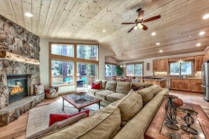 Smart TV, fireplace, video library - Pine Tree Paradise - Hot Tub, Skiing, BBQ (South Lake Tahoe)