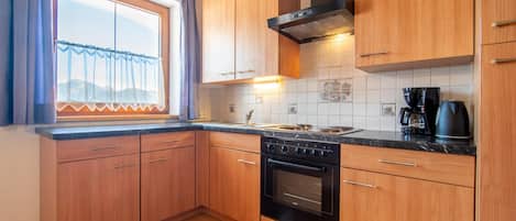 KĂŒhlschrank, Ofen, Herdplatte, Wasserkocher mit Kaffee-/Teezubehör