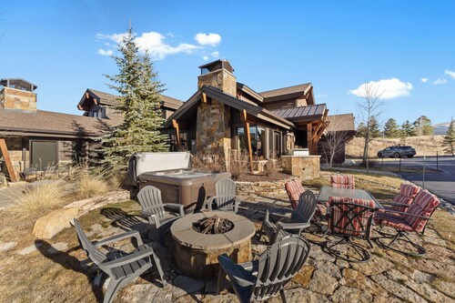 Central to All Ski Areas, Private Hot Tub; Spacious Open Concept