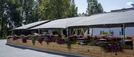 รับประทานอาหารกลางแจ้ง