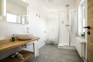 Shower, free toiletries, hair dryer, towels - Holzfellas Hotel & Restaurant (Wiesau)