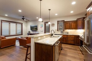 Réfrigérateur, four à micro-ondes, un four, surface de cuisson