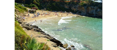 Una playa cerca, sillas reclinables de playa