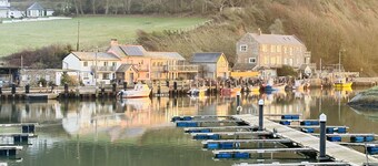 Littlefields - With hot tub and short walk to beach