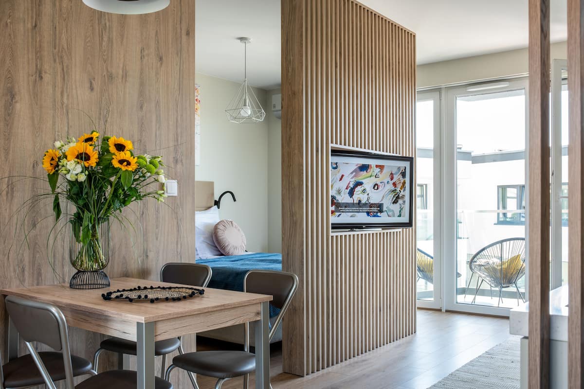 Panorama-studiosuite | Opholdsområde | 40-tommers LCD-tv med kabelkanaler, tv