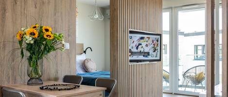 Studiosvit Panoramic | Vardagsrum | 40-tums LCD-tv med kabelkanaler och tv