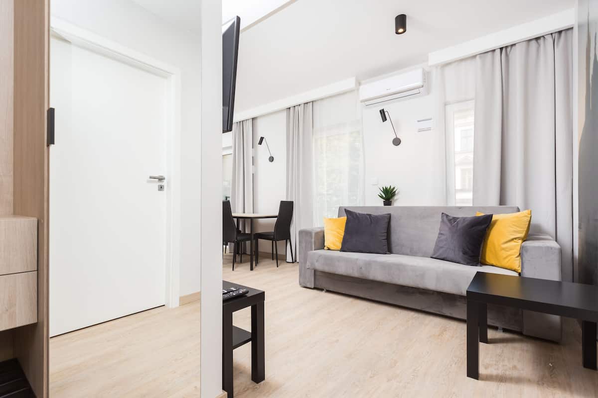 Comfort-lejlighed | Opholdsområde | 40-tommers LCD-tv med kabelkanaler, tv