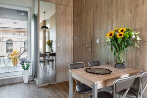 Panorama studio suite | Privékeuken | Een koelkast, een oven, een kookplaat, een vaatwasser