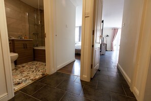 Apartment (incl. cleaning fee) | Living area | Flat-screen TV - Waters Edge (Chester)