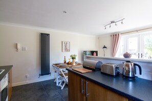 Apartment (incl. cleaning fee) | Private kitchen | Full-sized fridge, microwave, oven, stovetop - Waters Edge (Chester)