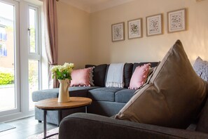 Apartment (incl. cleaning fee) | Living area | Flat-screen TV - Waters Edge (Chester)