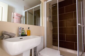 アパートメント (incl. cleaning fee) | バスルーム | バスアメニティ (無料)、ヘアドライヤー、タオル、石鹸