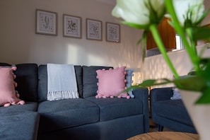 Apartment (incl. cleaning fee) | Living room | Flat-screen TV - Waters Edge (Chester)