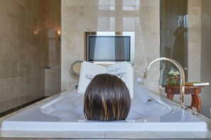 Sviitti | Kylpyhuone | Erillinen kylpyamme ja suihku, sadesuihkupää, designer-hygieniatuotteet