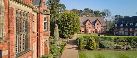 تفاصيل الفندق من الخارج