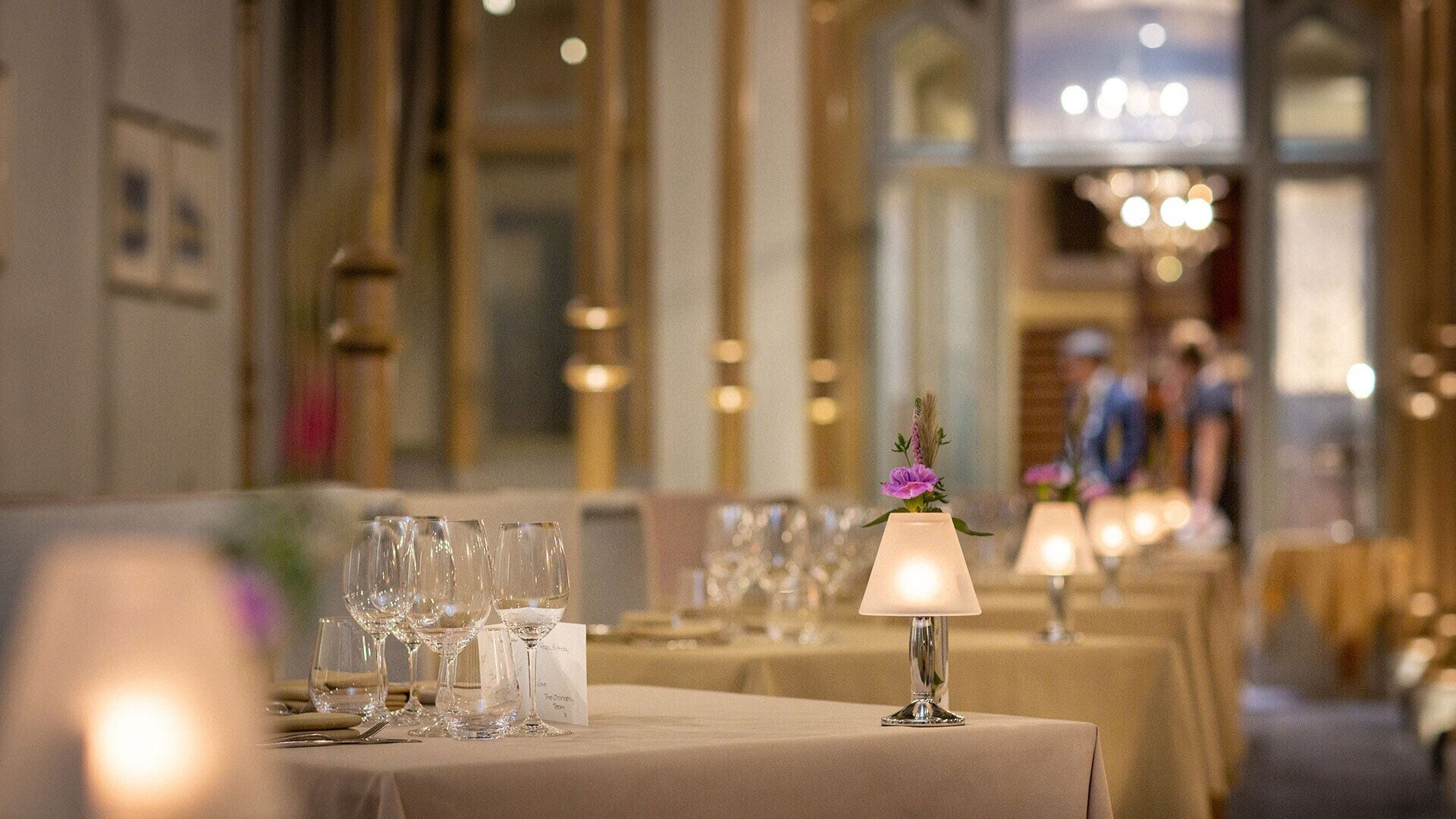 3 restaurants, breakfast served