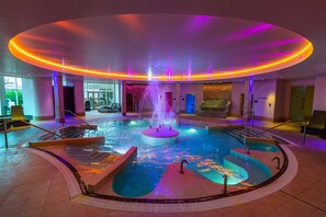 Parihoitohuone(ita), sauna, poreallas, höyrysauna, vartalohoitoja