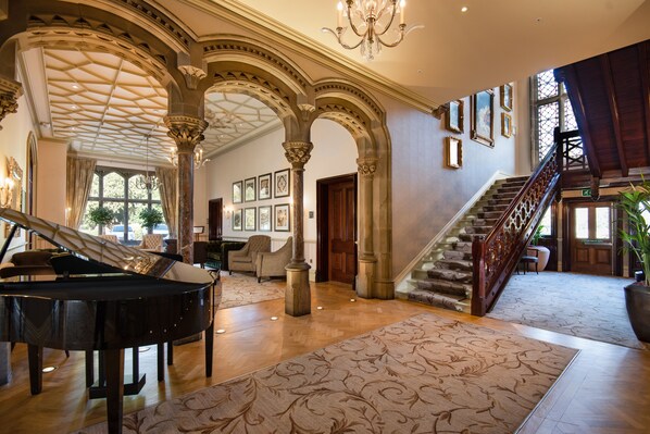 Lobby lounge