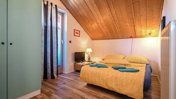 2 bedrooms, iron/ironing board, internet, bed sheets