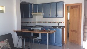 Een koelkast, een magnetron, een oven, een kookplaat