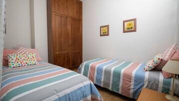 2 Schlafzimmer, BĂŒgeleisen/BĂŒgelbrett, WLAN, BettwĂ€sche