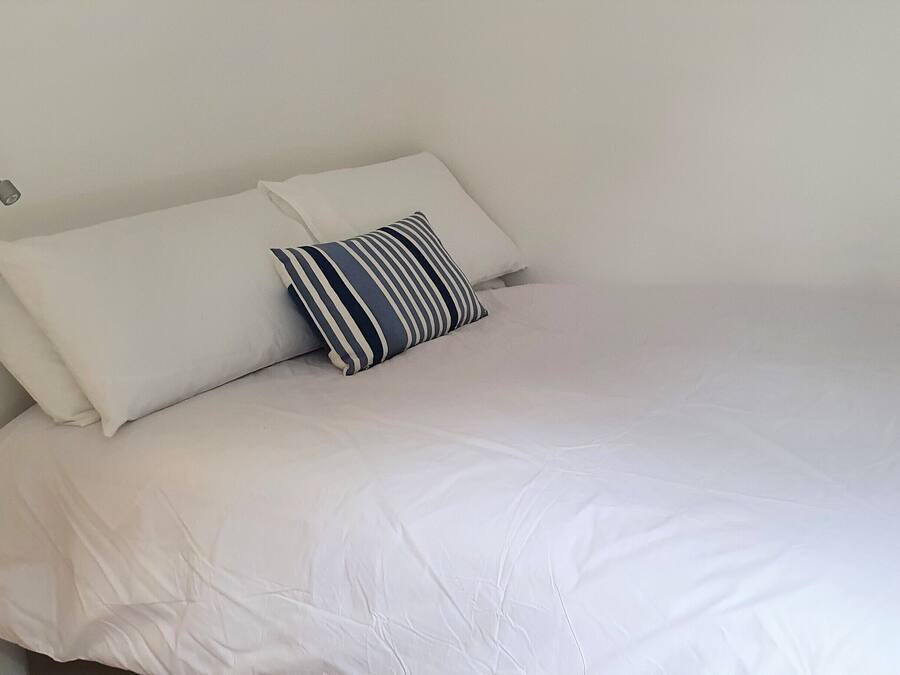 Habitación estándar doble, 1 cama de matrimonio grande | Cortinas opacas, tabla de planchar con plancha, wifi gratis