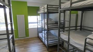 Standaard slaapzaal, gemengd | Verduisterende gordijnen, een strijkplank/strijkijzer, gratis wifi