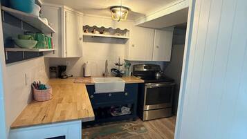 Fridge, oven, stovetop, coffee/tea maker