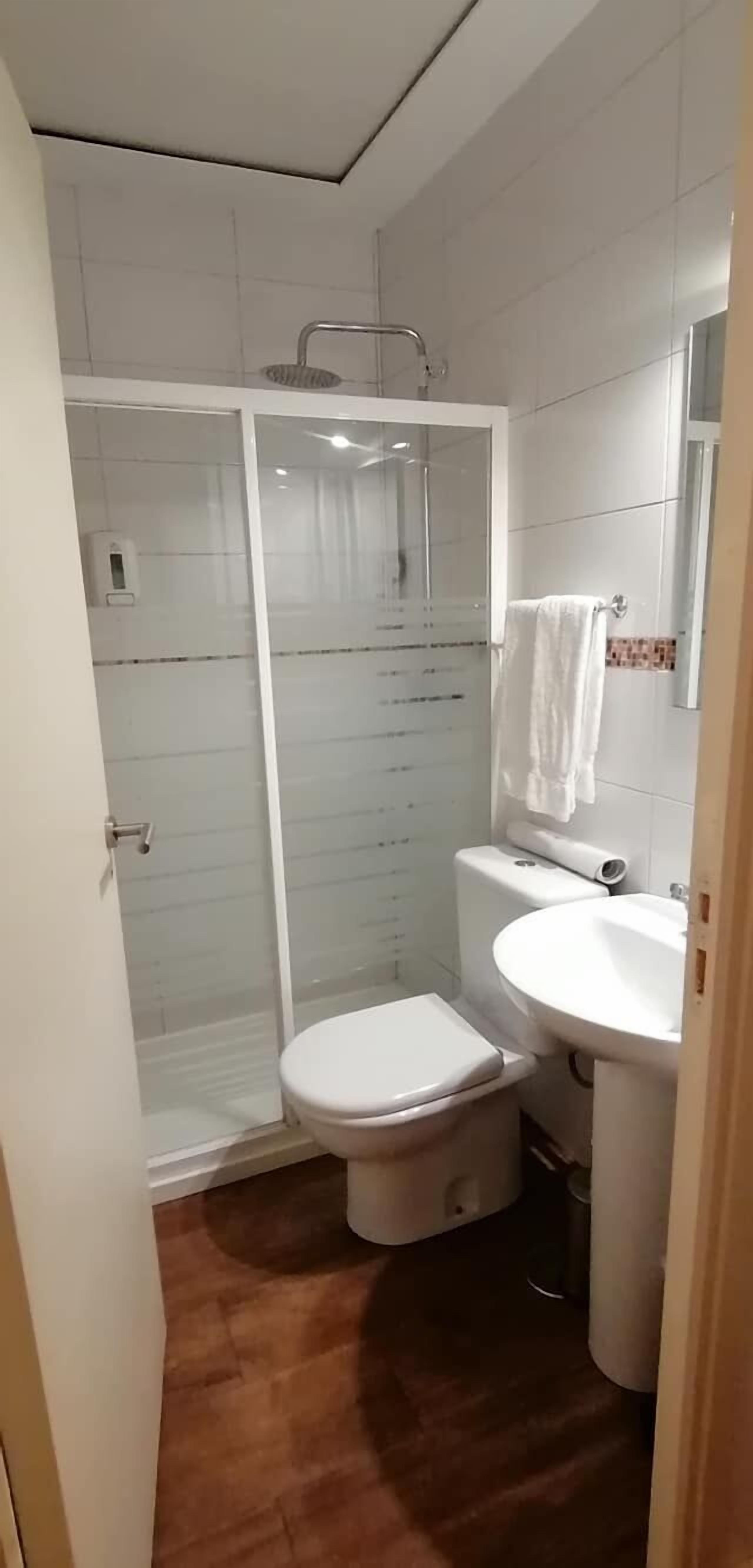 Zweibettzimmer | Badezimmer | Dusche, Regendusche, Haartrockner, Handtücher