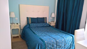 Een bureau, een laptopwerkplek, gratis wifi, beddengoed