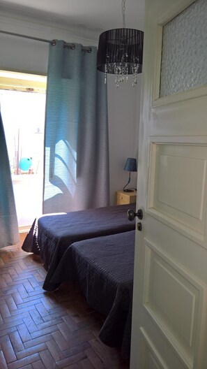 Een bureau, een laptopwerkplek, gratis wifi, beddengoed