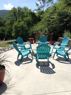 Terrace/patio - Cottage by the creek, beautiful Mountain View, perfect getaway!!! (Estillfork)
