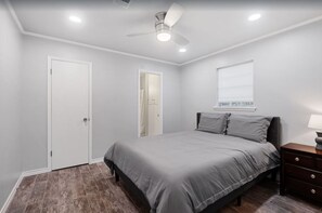 4 habitaciones, tabla de planchar con plancha, wifi y ropa de cama