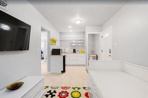 4 habitaciones, tabla de planchar con plancha, wifi y ropa de cama 