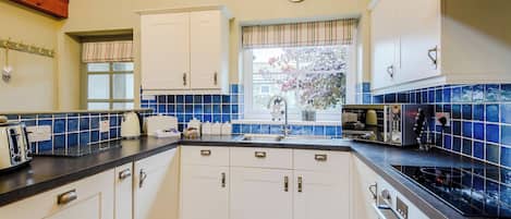 Ofen, Geschirrspüler, Hochstuhl, Gefrierschrank