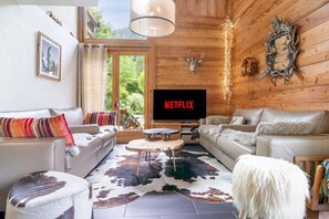 Smart TV, fireplace, stereo