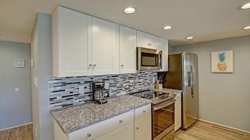 Een koelkast, een magnetron, een oven, een kookplaat