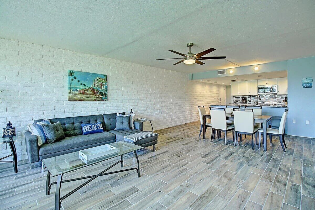 Televisión de pantalla plana y oficina 