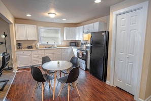 Maison (3 Bedrooms) | Cuisine privée | Four à micro-ondes, un four, lave-vaisselle, four grille-pain