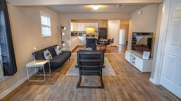 Hus (3 Bedrooms) | Oppholdsområde | En 50-tommers TV med kabel-kanaler samt strømmetjenester