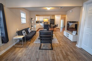 Rumah (3 Bedrooms) | Area keluarga | Televisi 50-inci dengan saluran TV kabel dan layanan streaming