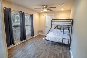 Ház (3 Bedrooms) | 3 hálószoba és laptophoz jól használható munkafelület