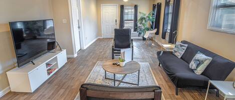 House (3 Bedrooms) | Living area