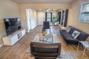 Casa (3 Bedrooms) | Zona de estar | Una televisión, servicios de streaming