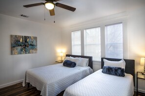 2 Schlafzimmer, individuell eingerichtet, laptopgeeigneter Arbeitsplatz