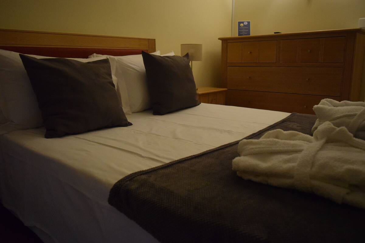 Down duvets, Tempur-Pedic beds, blackout curtains, free WiFi