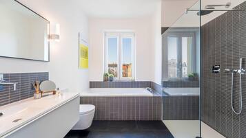 Dusche, Regendusche, Haartrockner, Handtücher