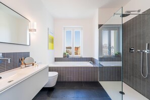 Shower, rainfall showerhead, hair dryer, towels - BENSIMON apartments Mitte / Wedding (Berlin)