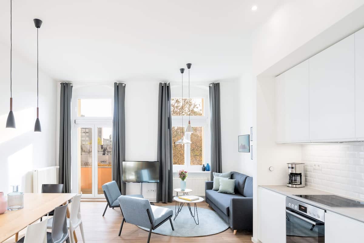 Smart TV de 43 pulgadas con canales digitales, televisión y tablet